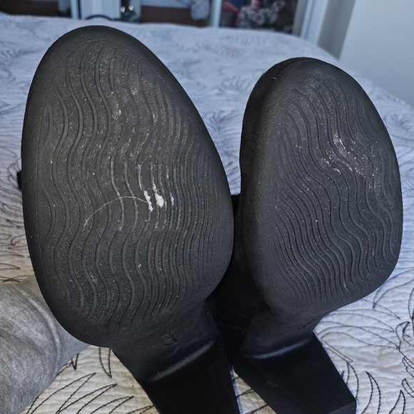 EUC Clarks Artisan Adya Bella Suede Black Slip-on Ankle Bootie Heels Black 10 - Picture 12 of 13